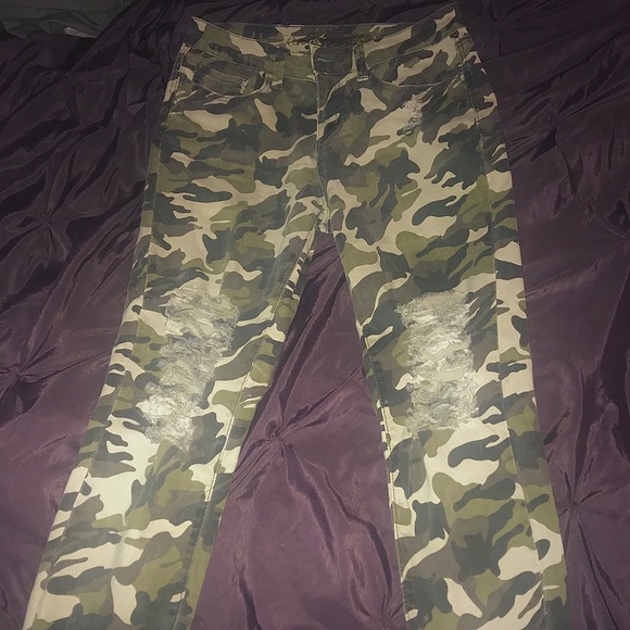Ripped Camo Size 9 Ankle Pants - Picture 12 of 14